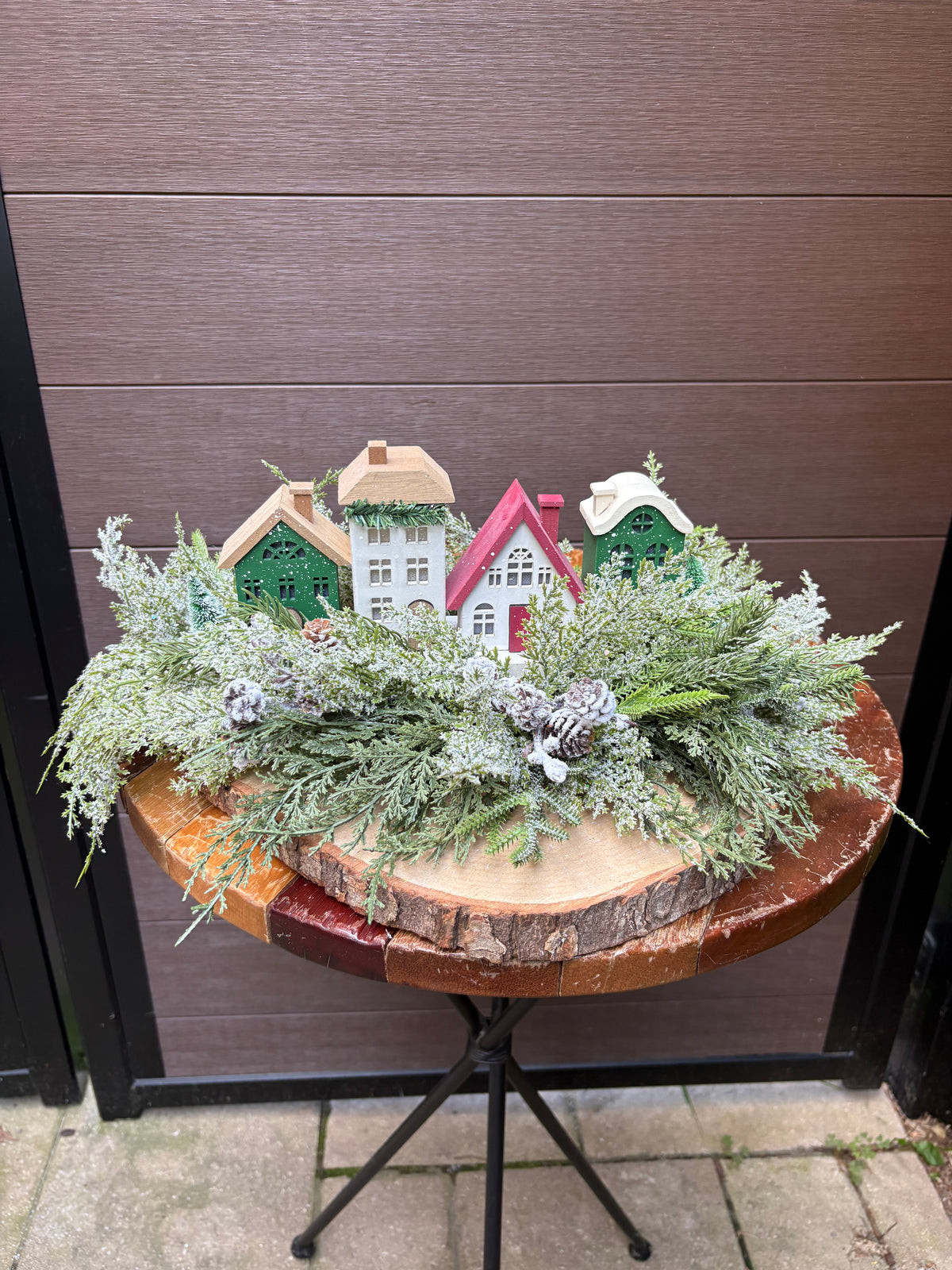Village de Noël illuminé sur rondin de bois naturel – Décoration hivernale rustique chic – 22 x 13 po
