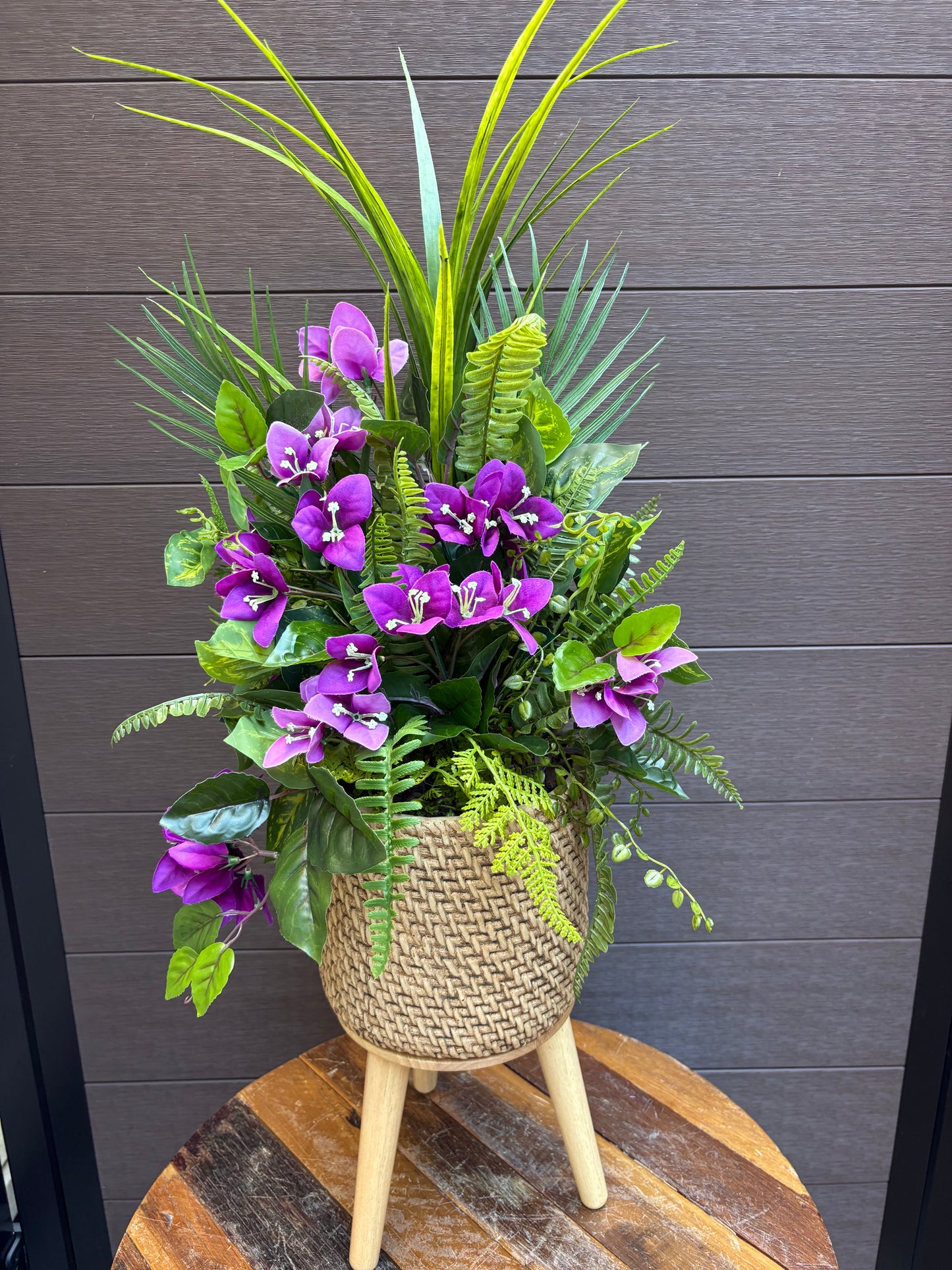 Arrangement bougainvillier mauve et feuillage – style exotique chic