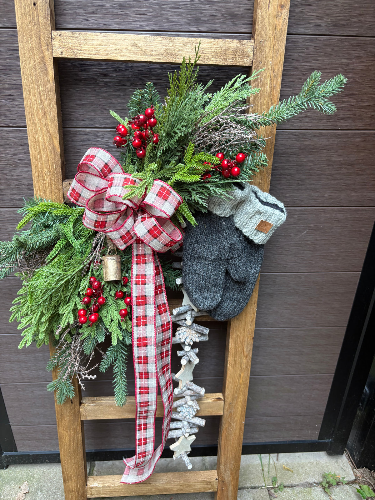 Échelle décorative en bois 48 x 22 po avec arrangement hivernal et mitaines en laine