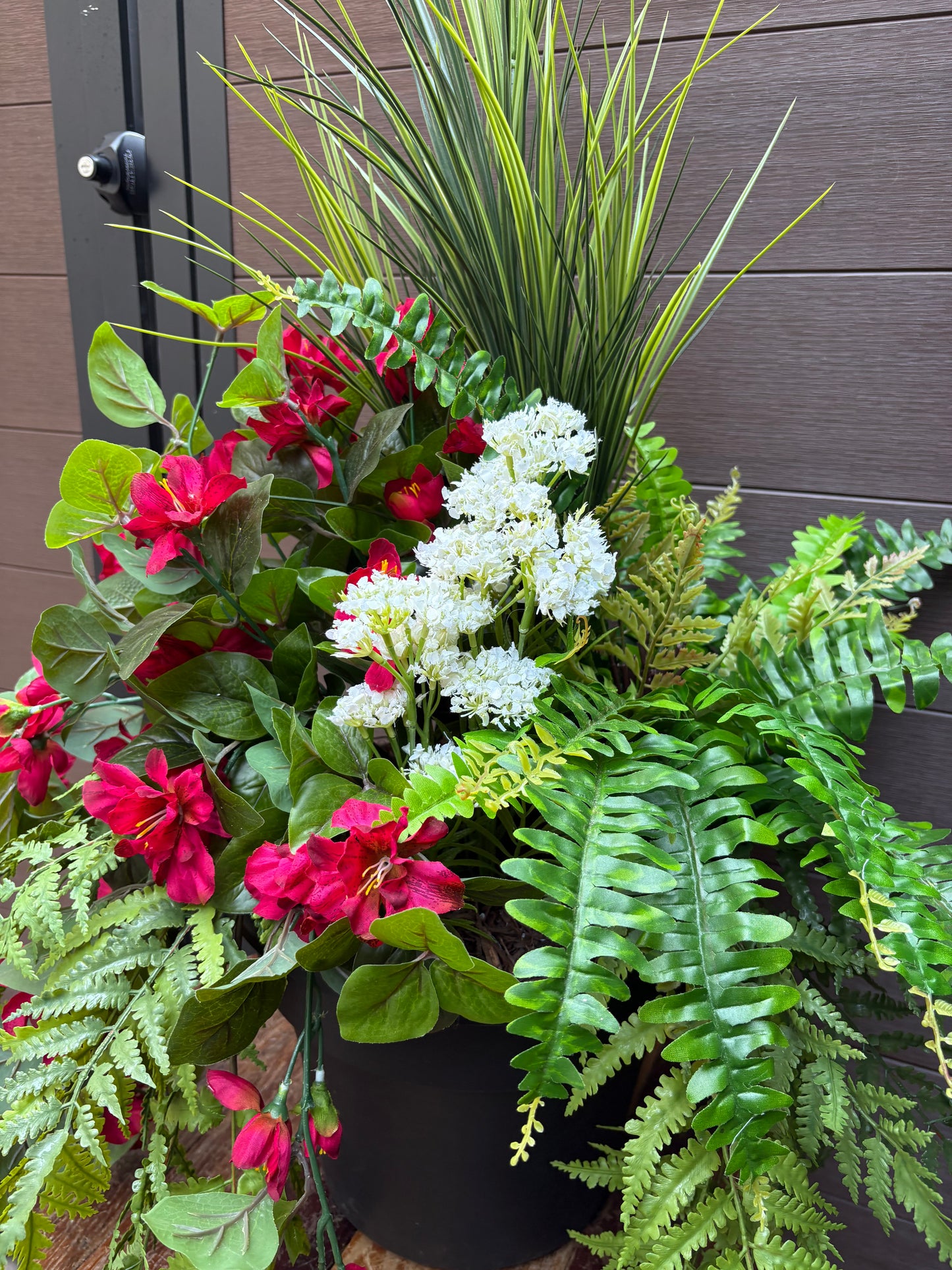 Arrangement extérieur azalée fuchsia, fougères et feuillage luxuriant | Style naturel rustique chic