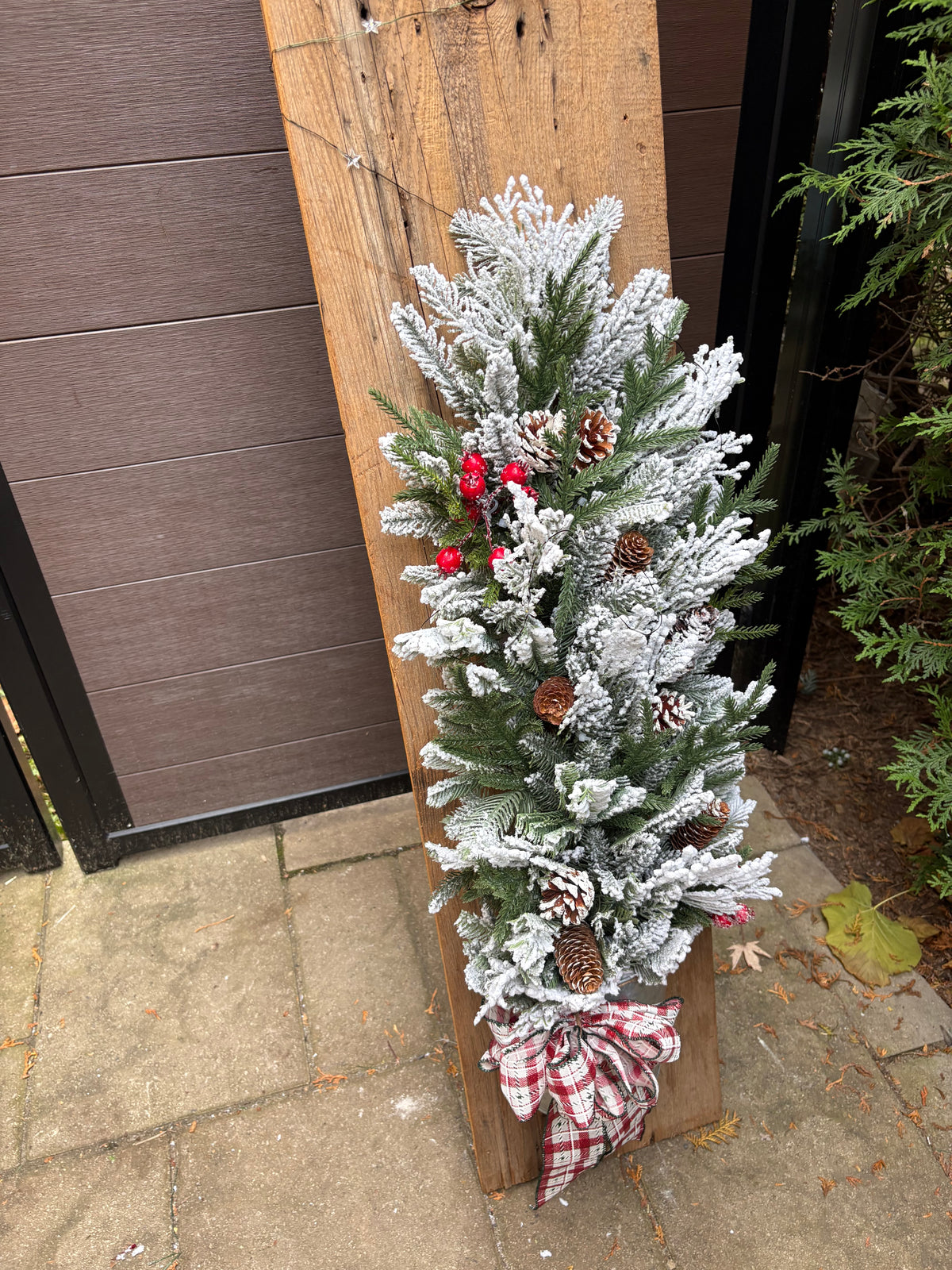 Sapin enneigé sur planche de bois de grange – Décoration hivernale rustique 55 po