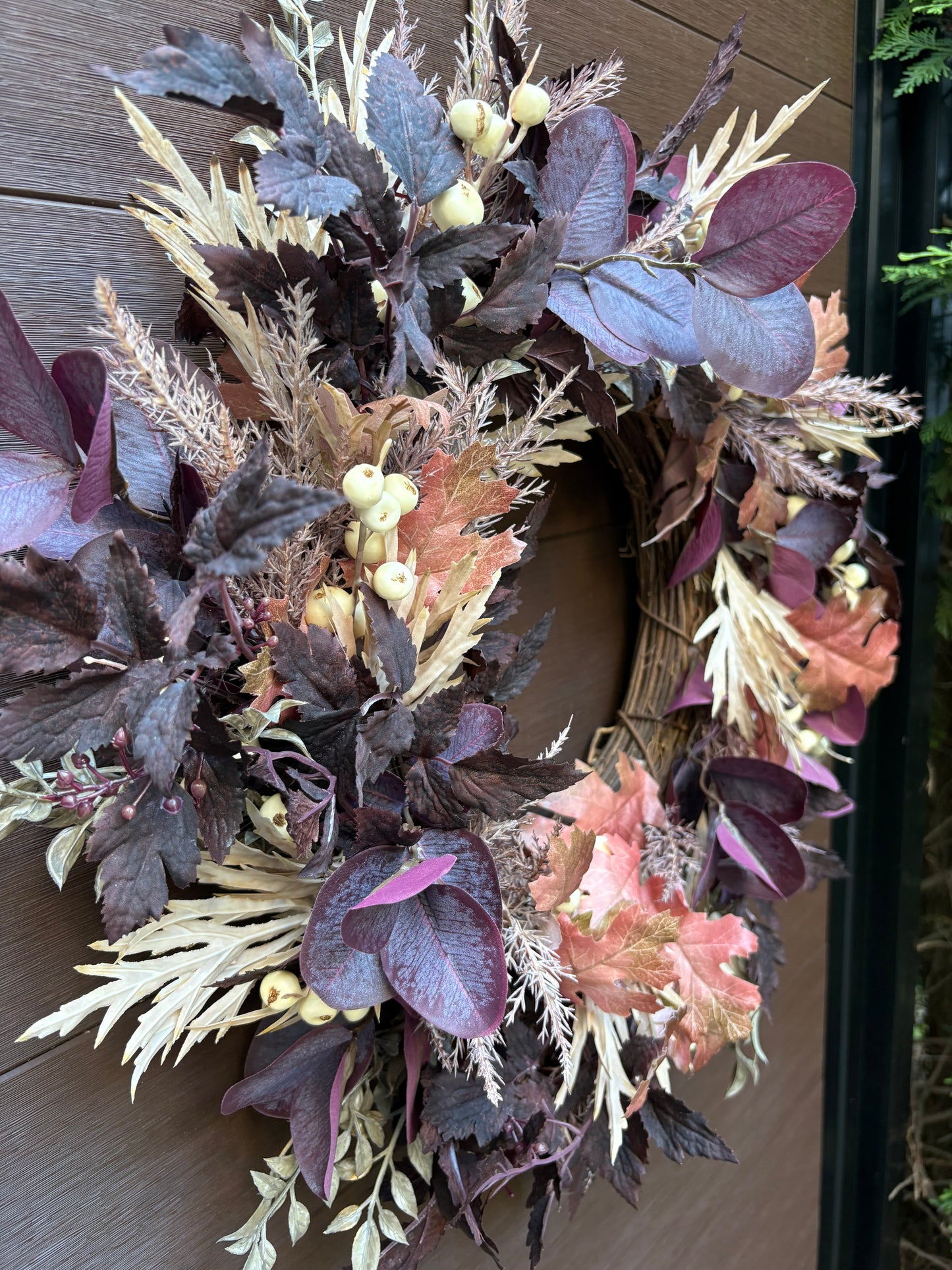 Couronne artisanale d’automne avec feuilles de chêne orange et baies crème