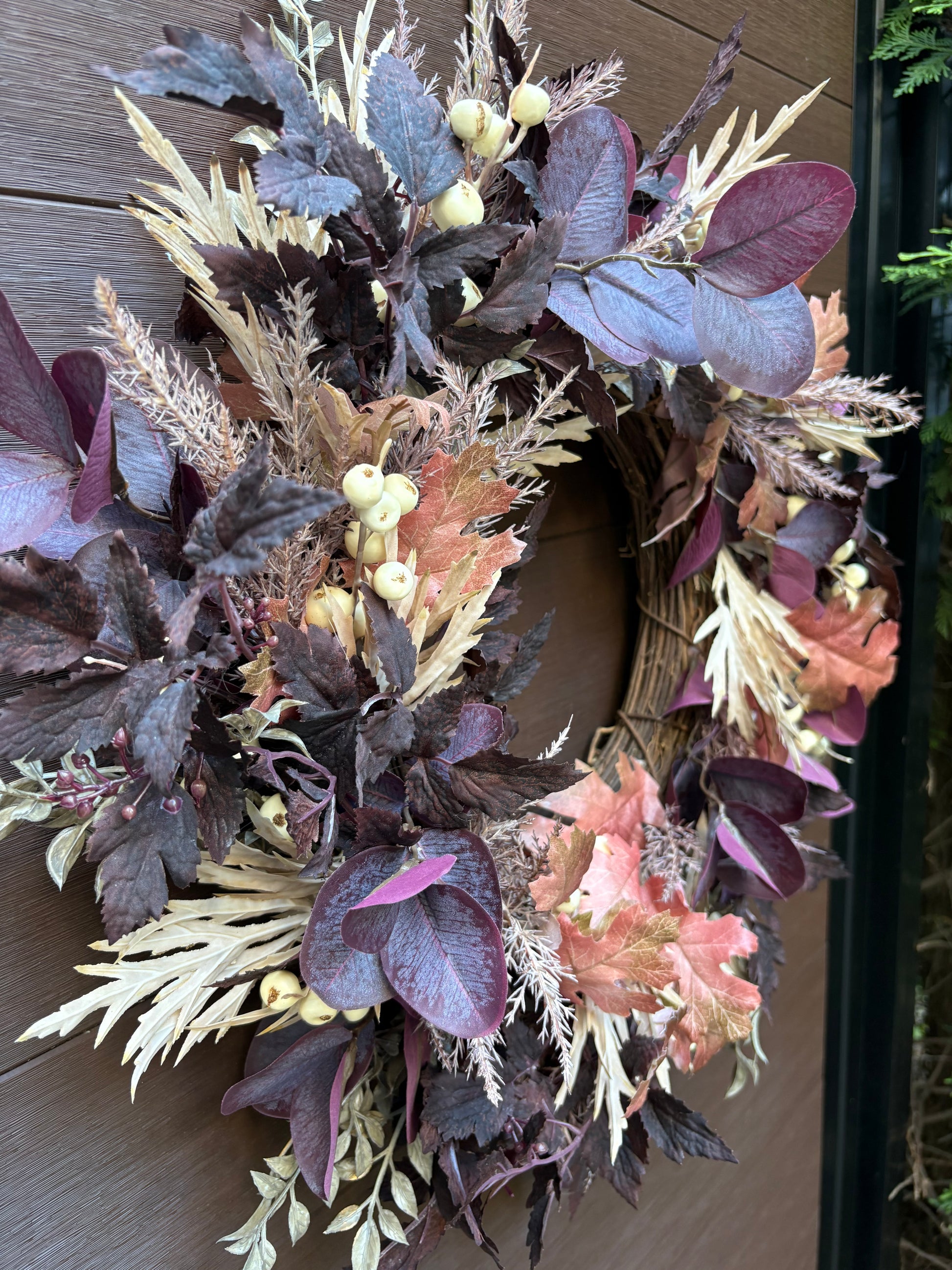 Couronne artisanale d’automne avec feuilles de chêne orange et baies crème
