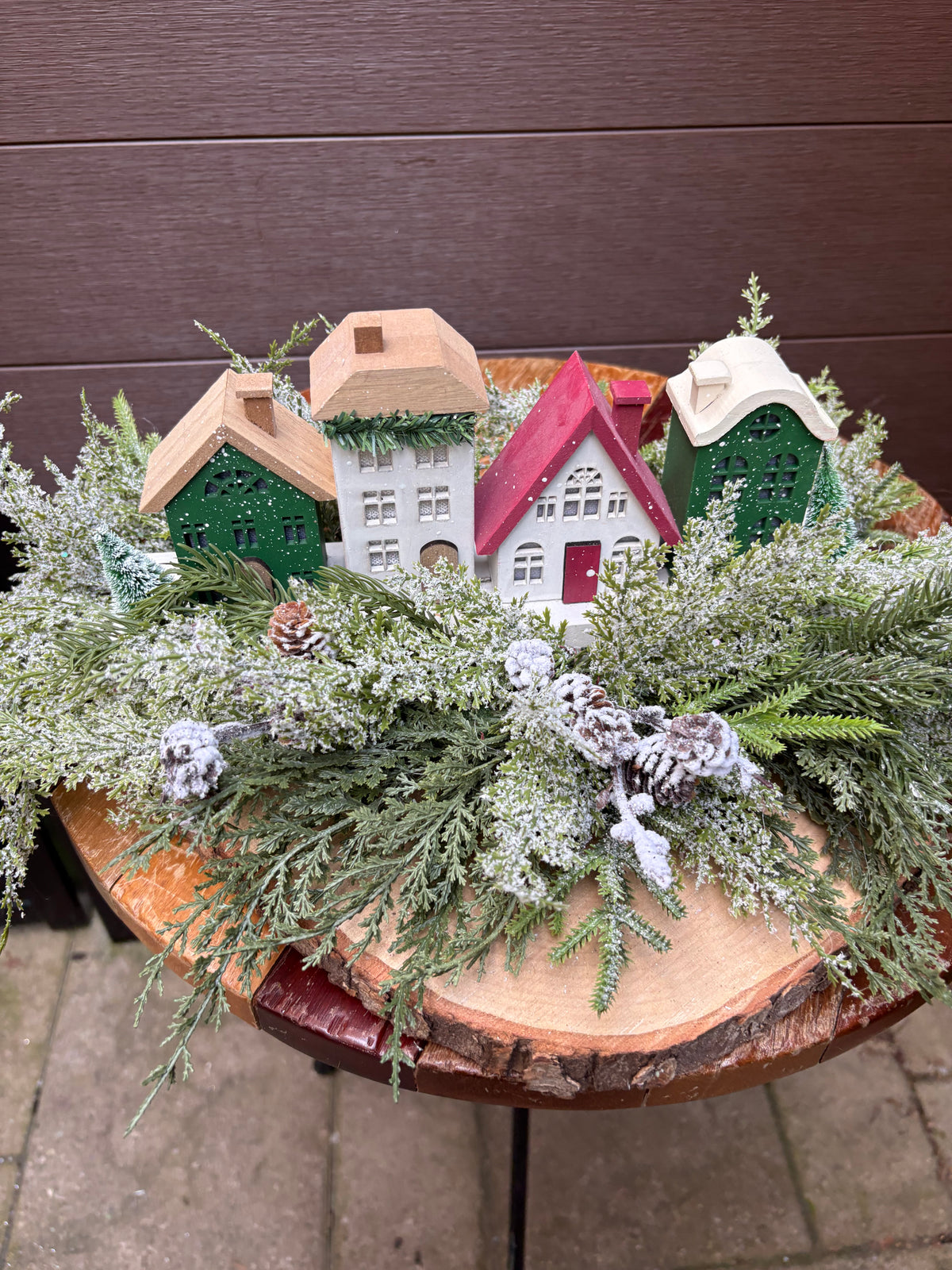 Village de Noël illuminé sur rondin de bois naturel – Décoration hivernale rustique chic – 22 x 13 po