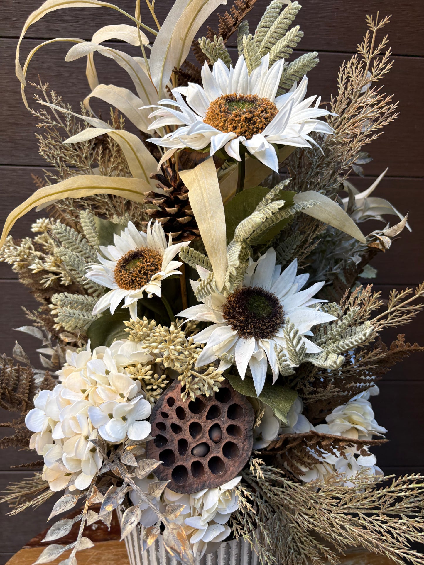 Arrangement floral d’automne – Tournesols blancs et hortensias