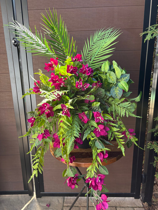 Arrangement bougainvillier prune et feuillage – style tropical chic