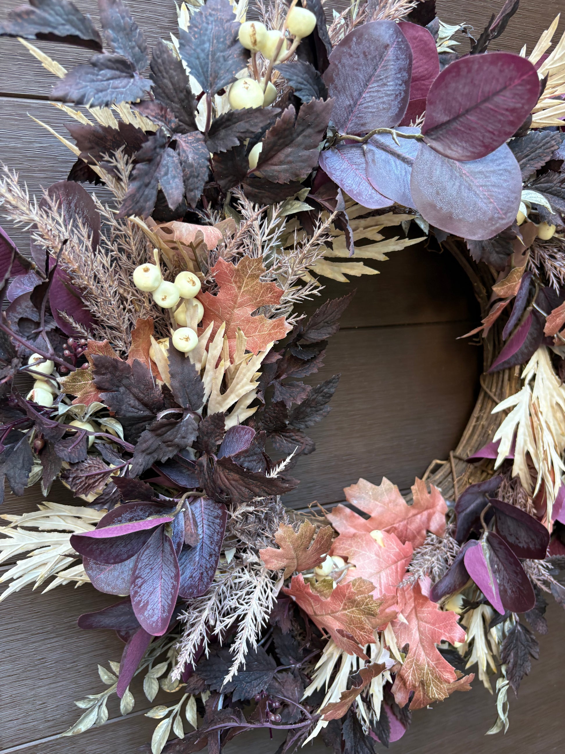 Détail des feuillages bordeaux et cuivrés de la couronne d’automne