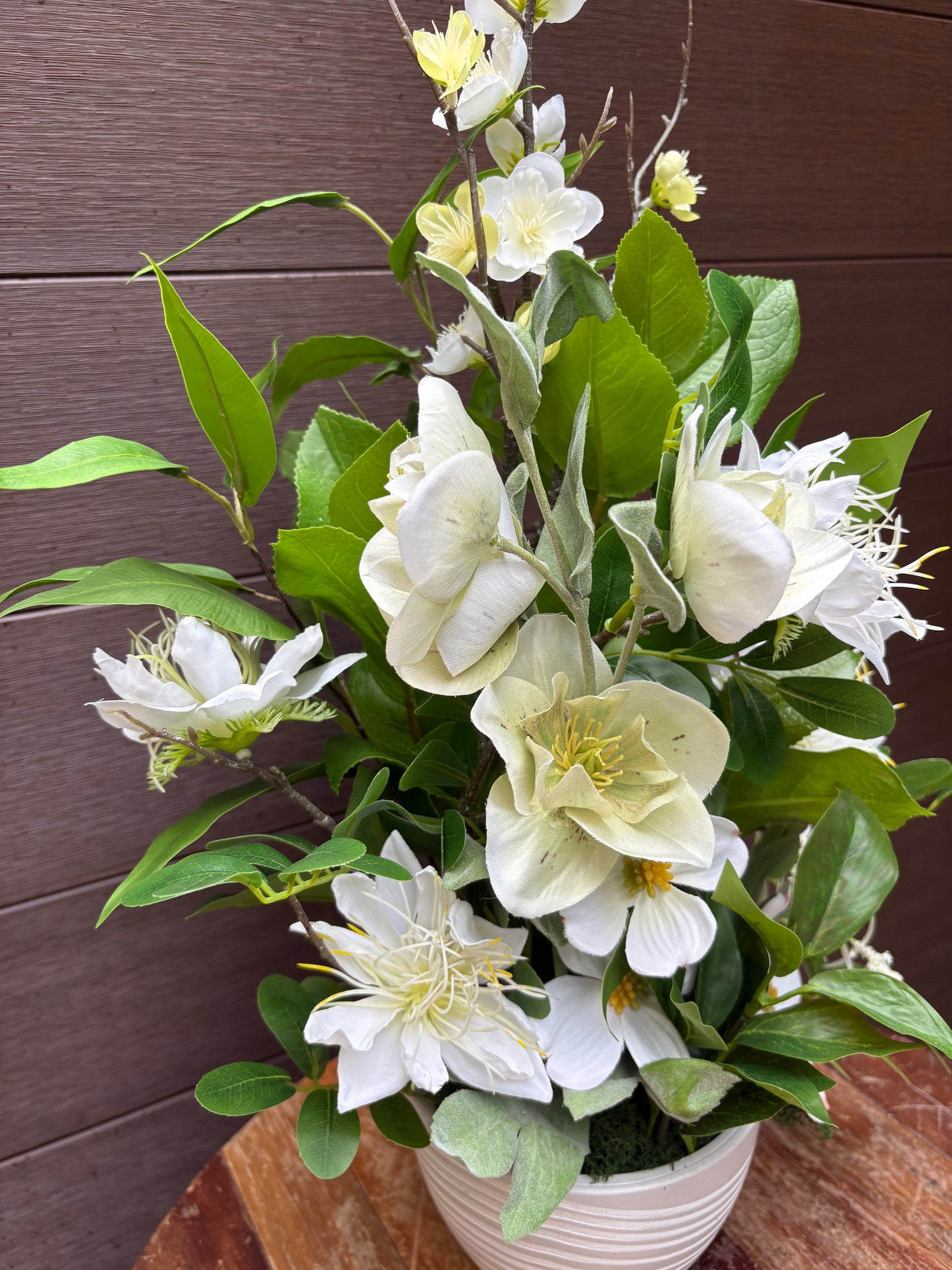 Arrangement floral blanc champêtre en pot – style naturel chic