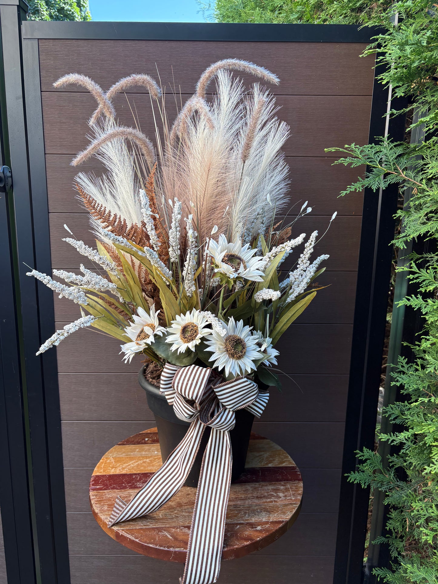 Arrangement d’automne rustique chic – Tournesols blancs et pampas