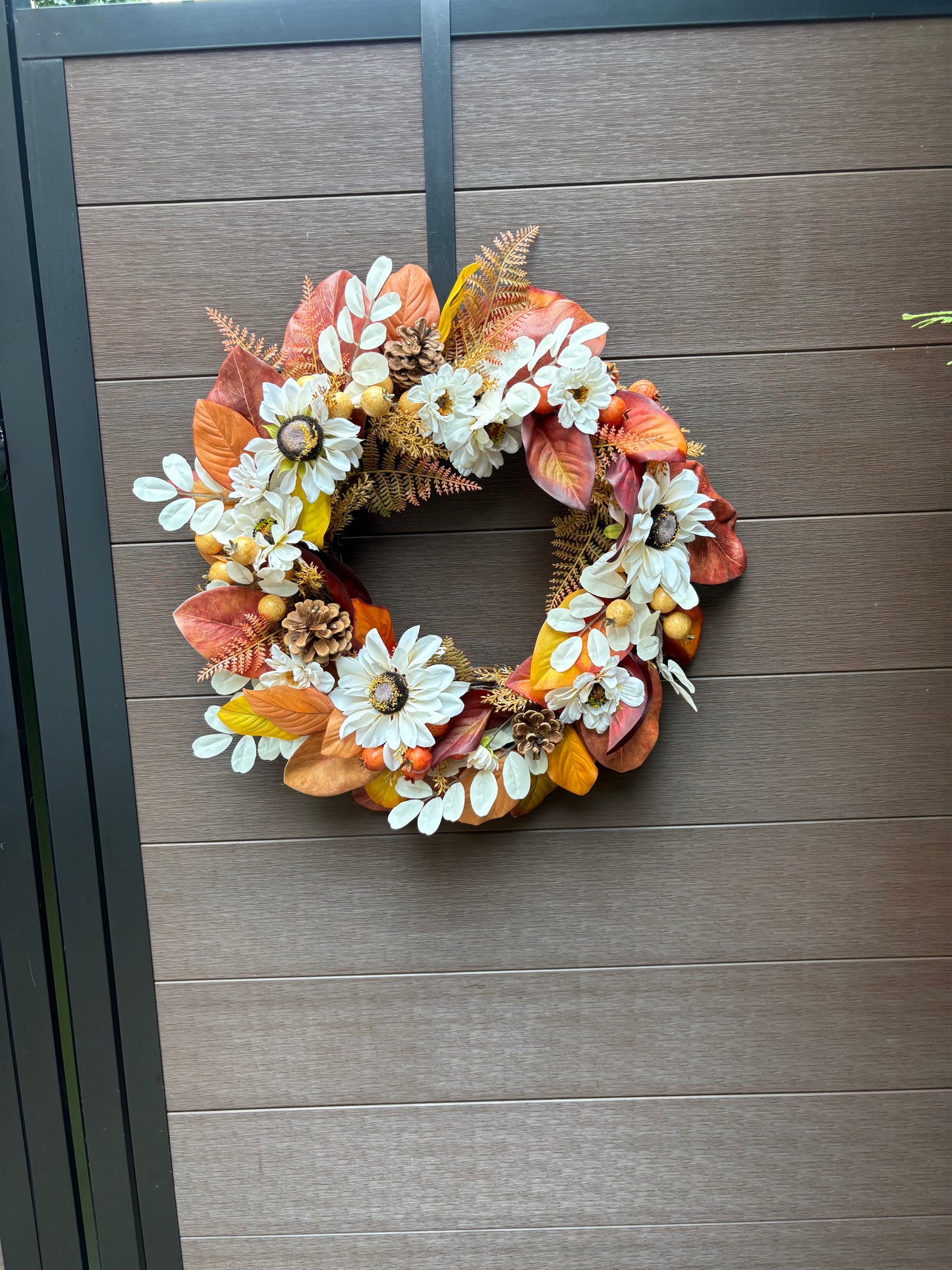 Couronne décorative d’automne dans les tons blanc, orange et doré