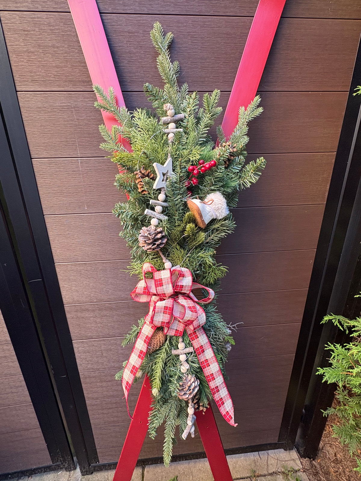 Skis décoratifs rouges de 72 pouces | Décoration hivernale rustique chic avec sapinage