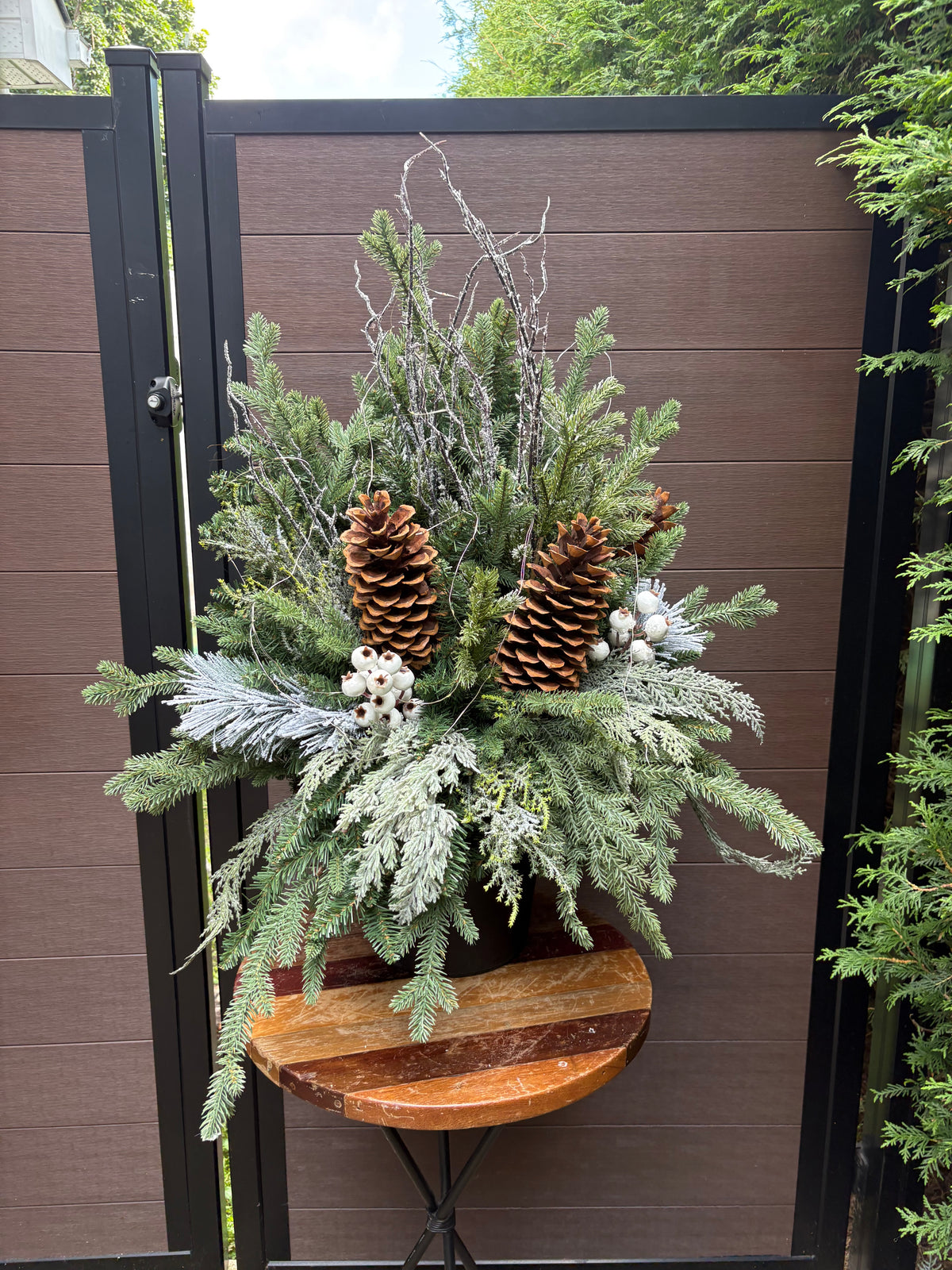 Arrangement hivernal naturel avec grandes cocottes et baies blanches – 36 × 28 po