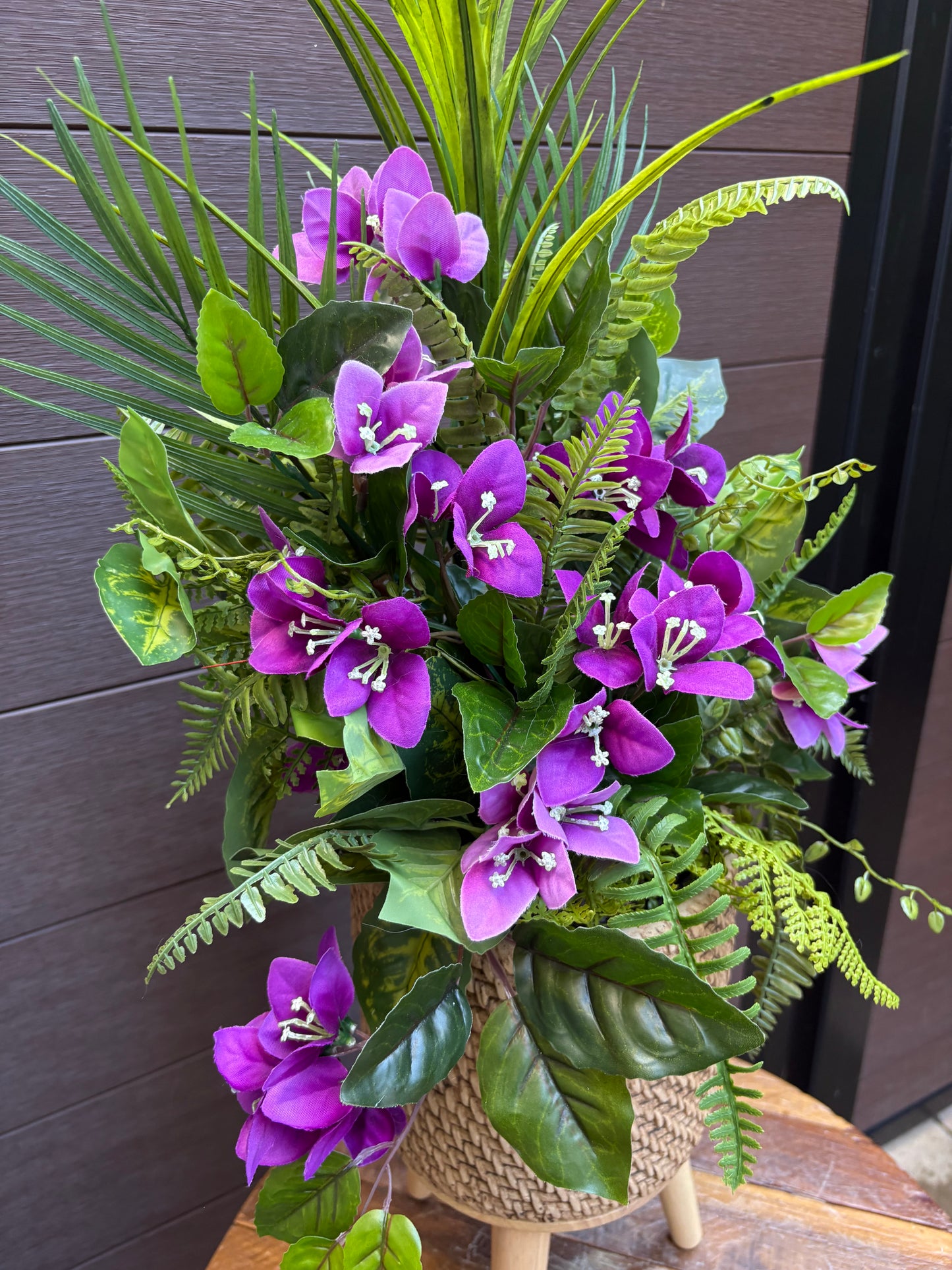 Arrangement bougainvillier mauve et feuillage – style exotique chic