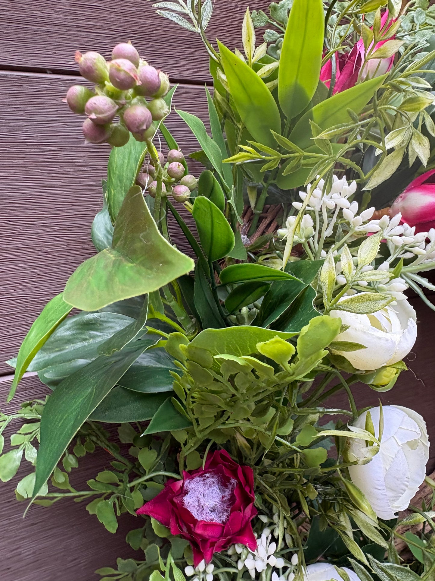Couronne florale ruscus, fougère, ranunculus et protea sauvage