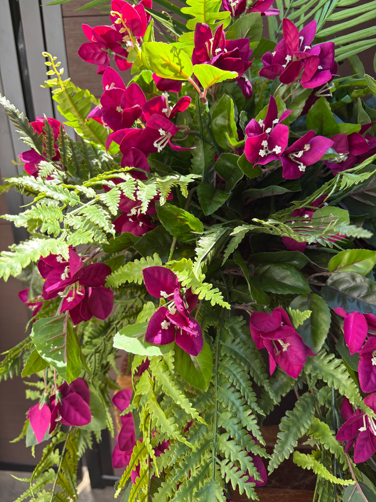 Arrangement bougainvillier prune et feuillage – style tropical chic