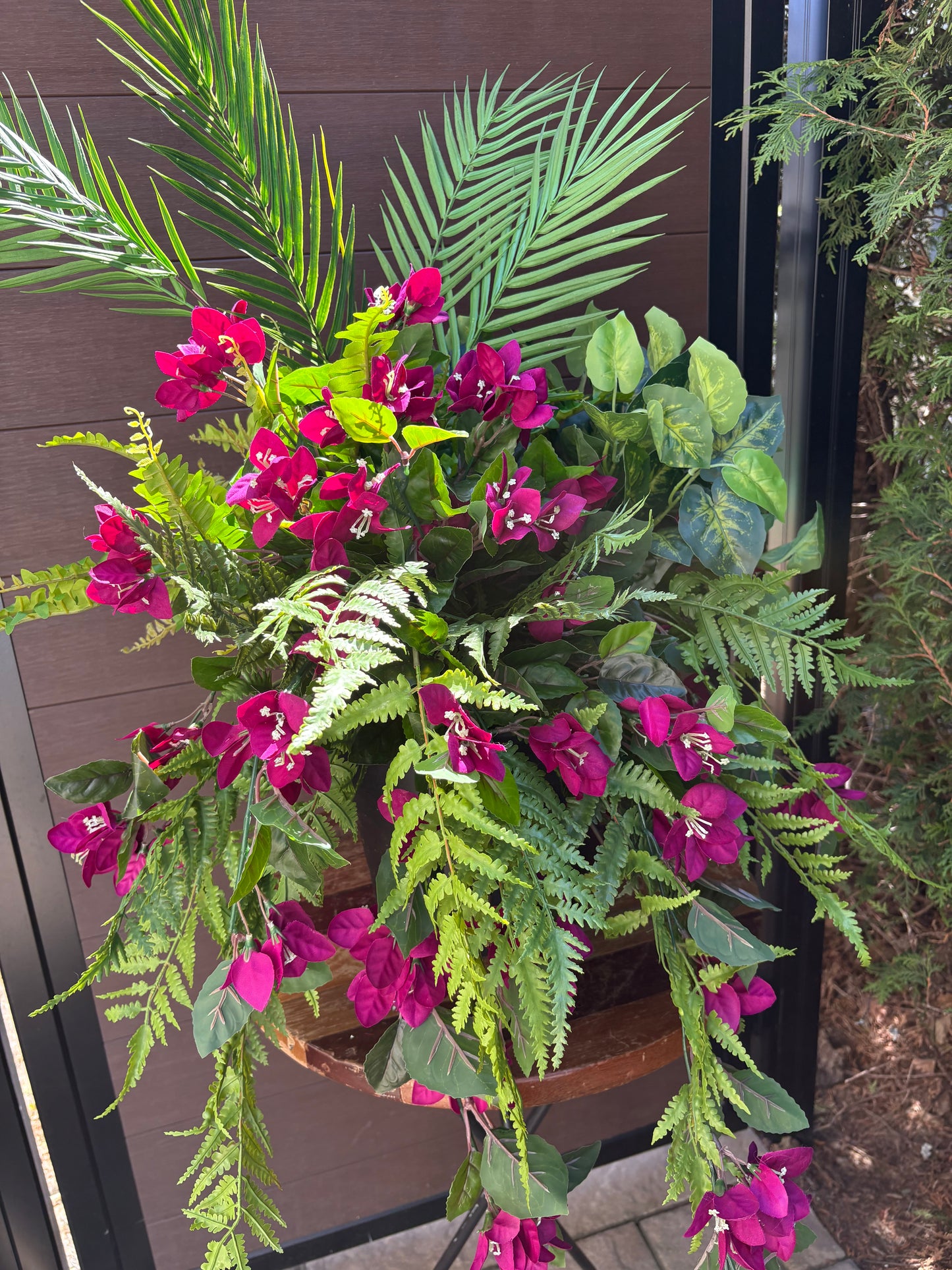 Arrangement bougainvillier prune et feuillage – style tropical chic