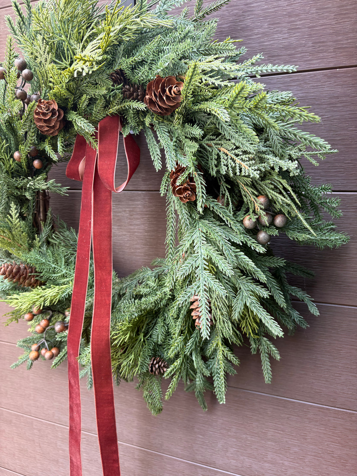 Couronne d’hiver 25 po – Sapinage naturel et ruban de velours brun