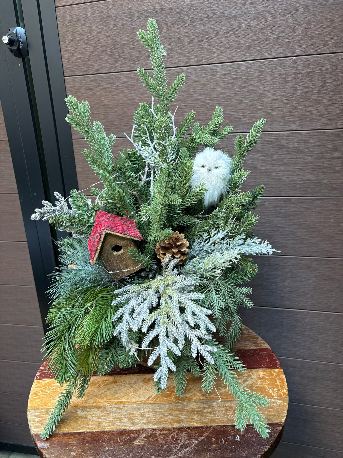 Bouquet d’hiver rustique – Hibou et maisonnette – 25 x 16 po