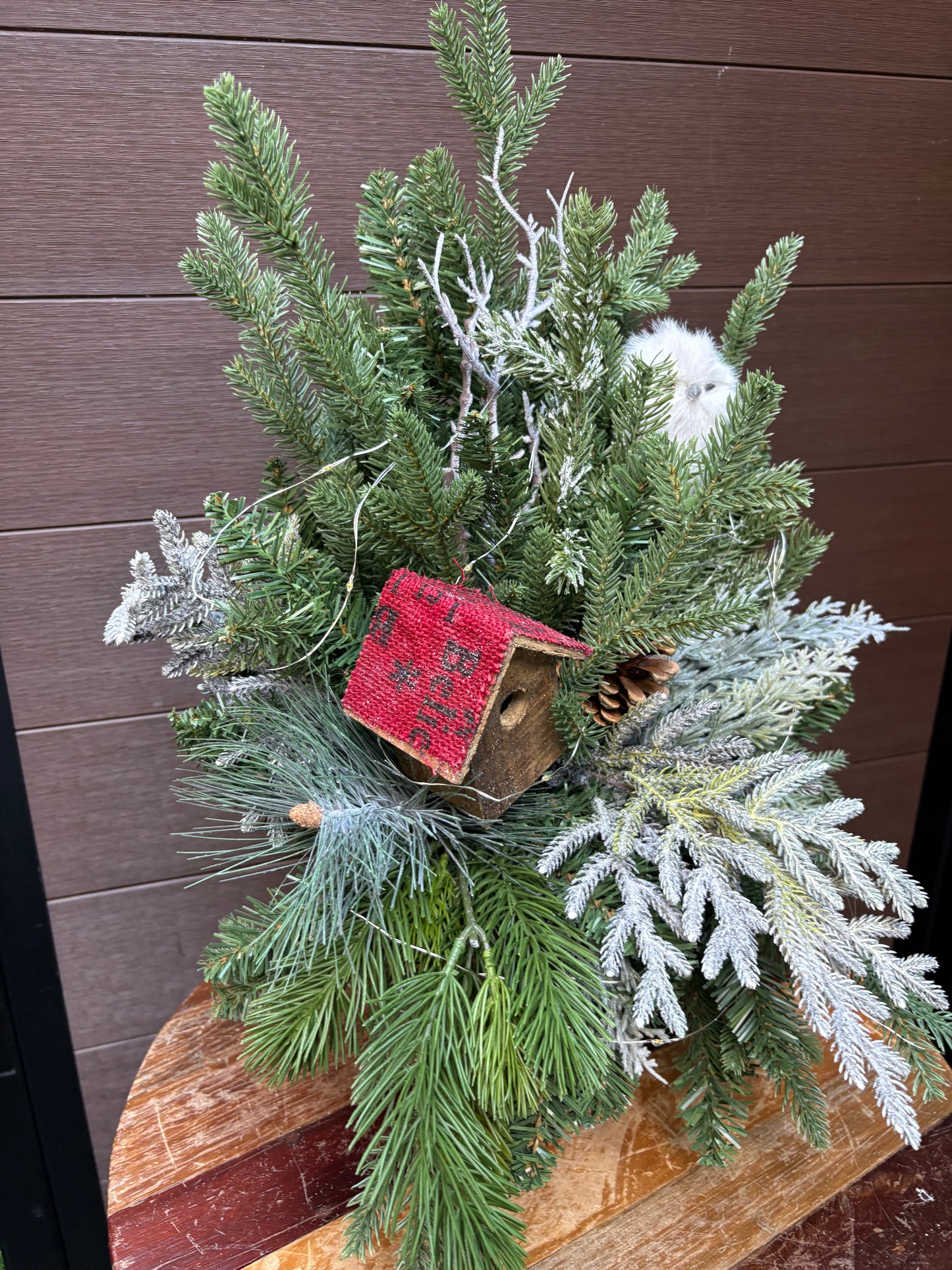 Bouquet d’hiver rustique – Hibou et maisonnette – 25 x 16 po