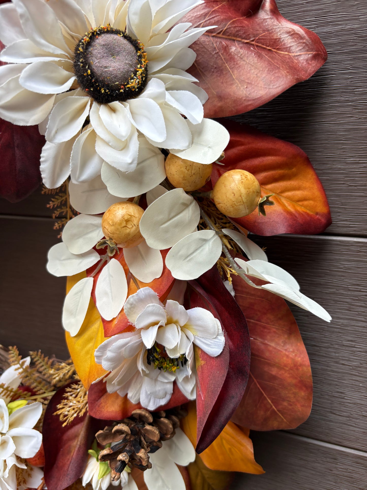 Couronne d’automne aux fleurs blanches et feuillage cuivré