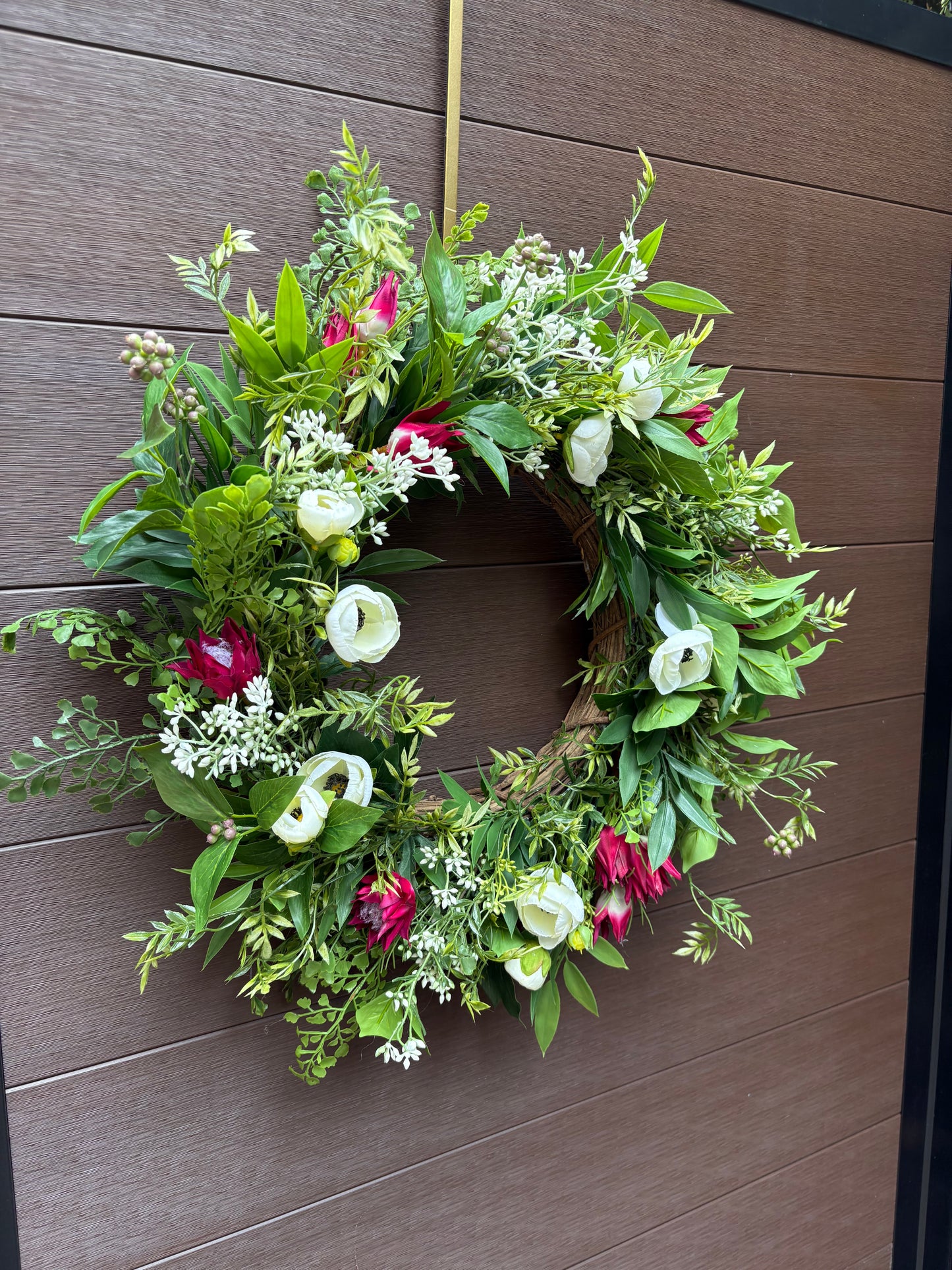 Couronne florale ruscus, fougère, ranunculus et protea sauvage
