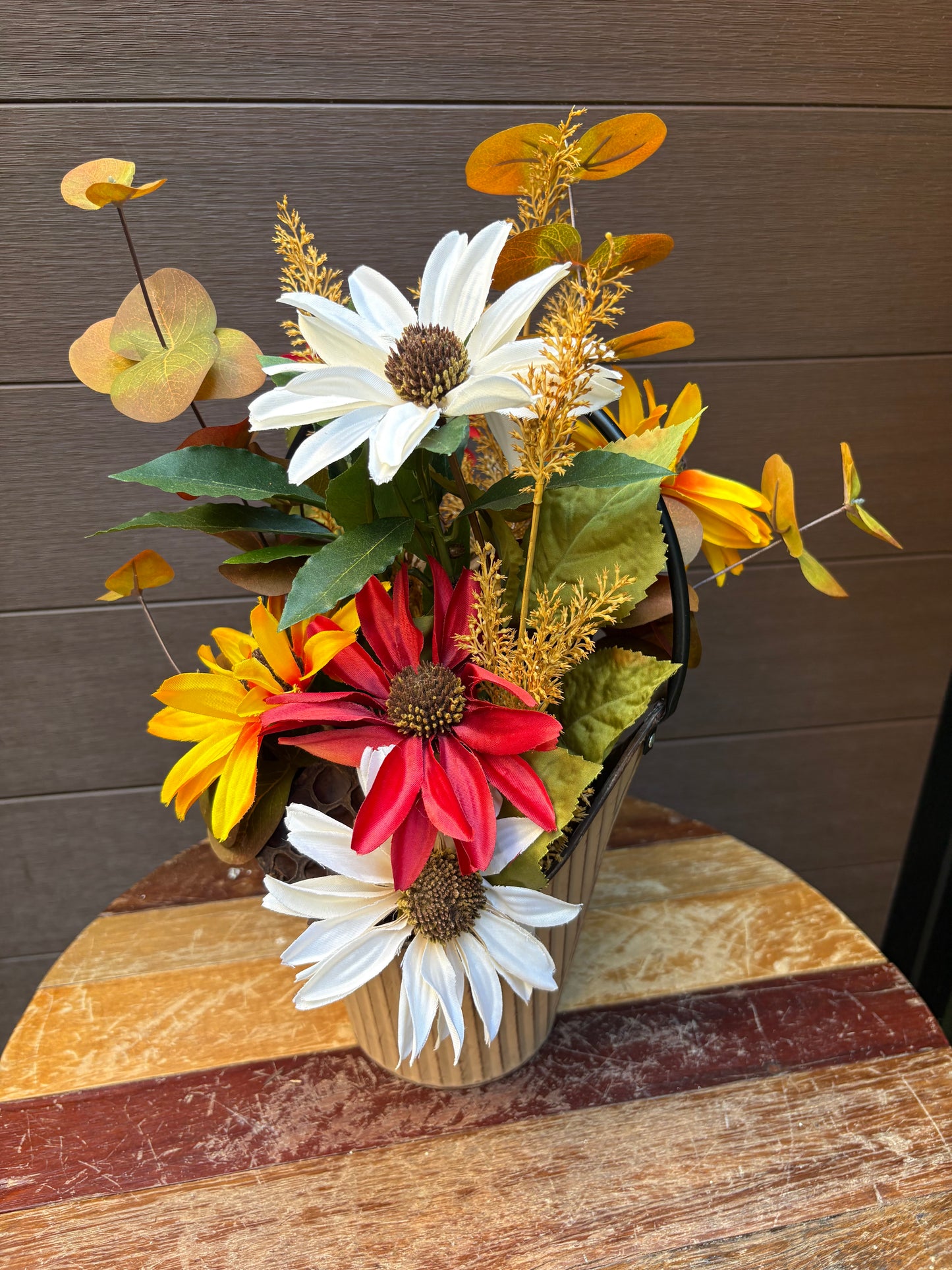 Arrangement floral d’automne coloré – Fleurs sauvages et feuillages