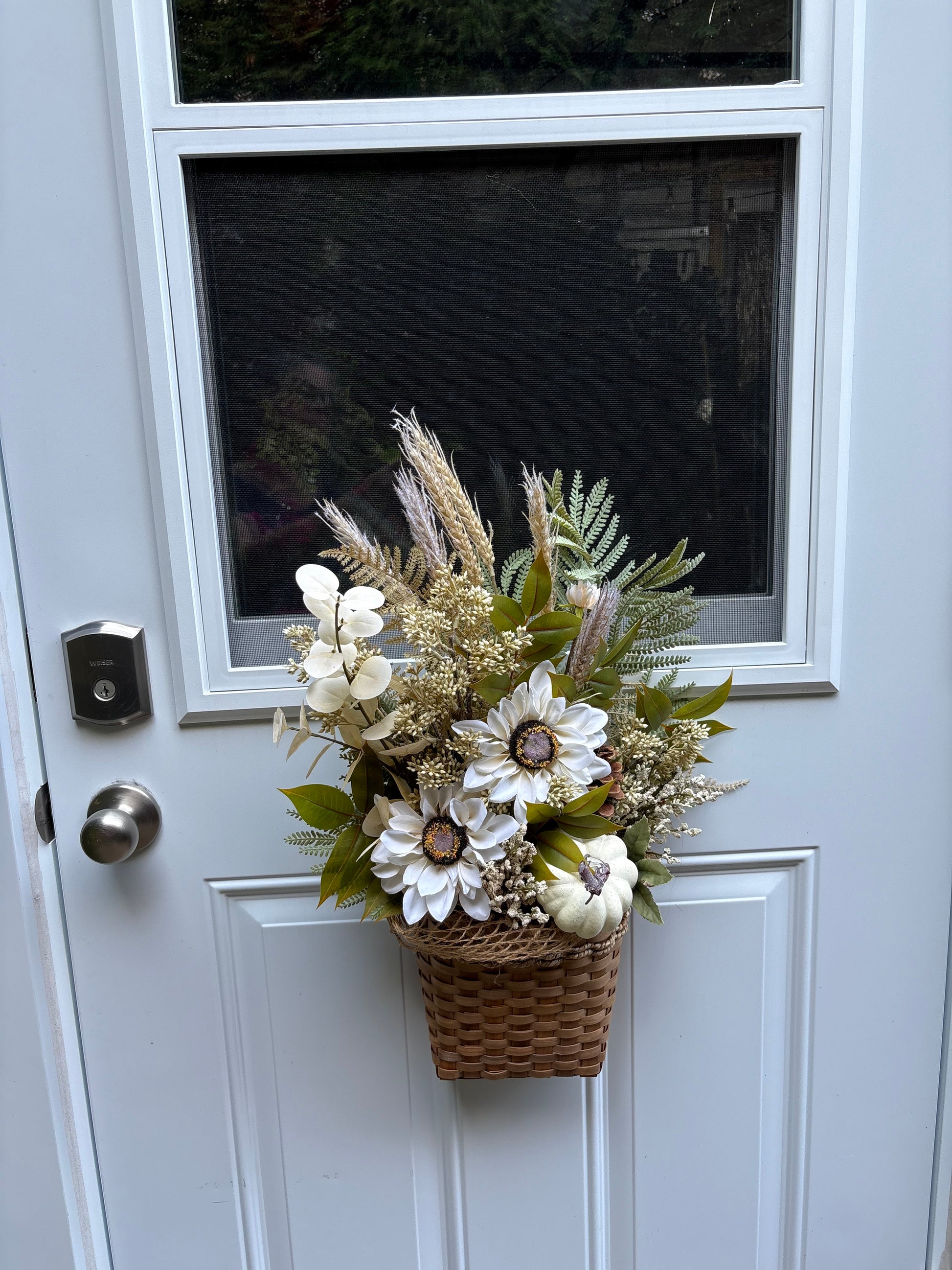 Arrangement floral d’automne suspendu sur une porte d’entrée