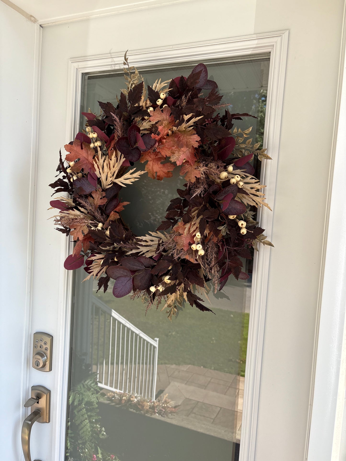 Couronne d’automne rustique présentée sur une porte