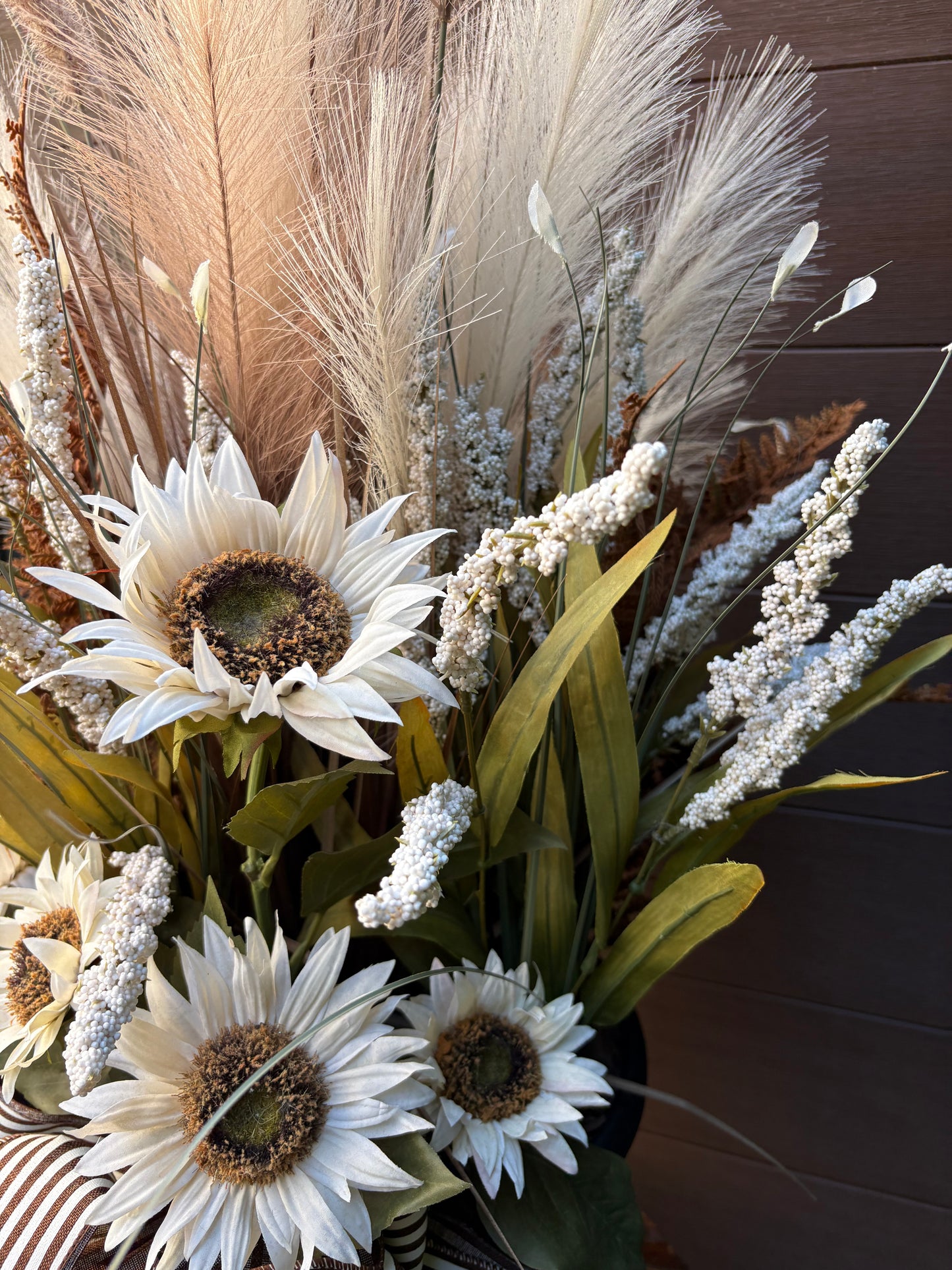 Arrangement d’automne rustique chic – Tournesols blancs et pampas