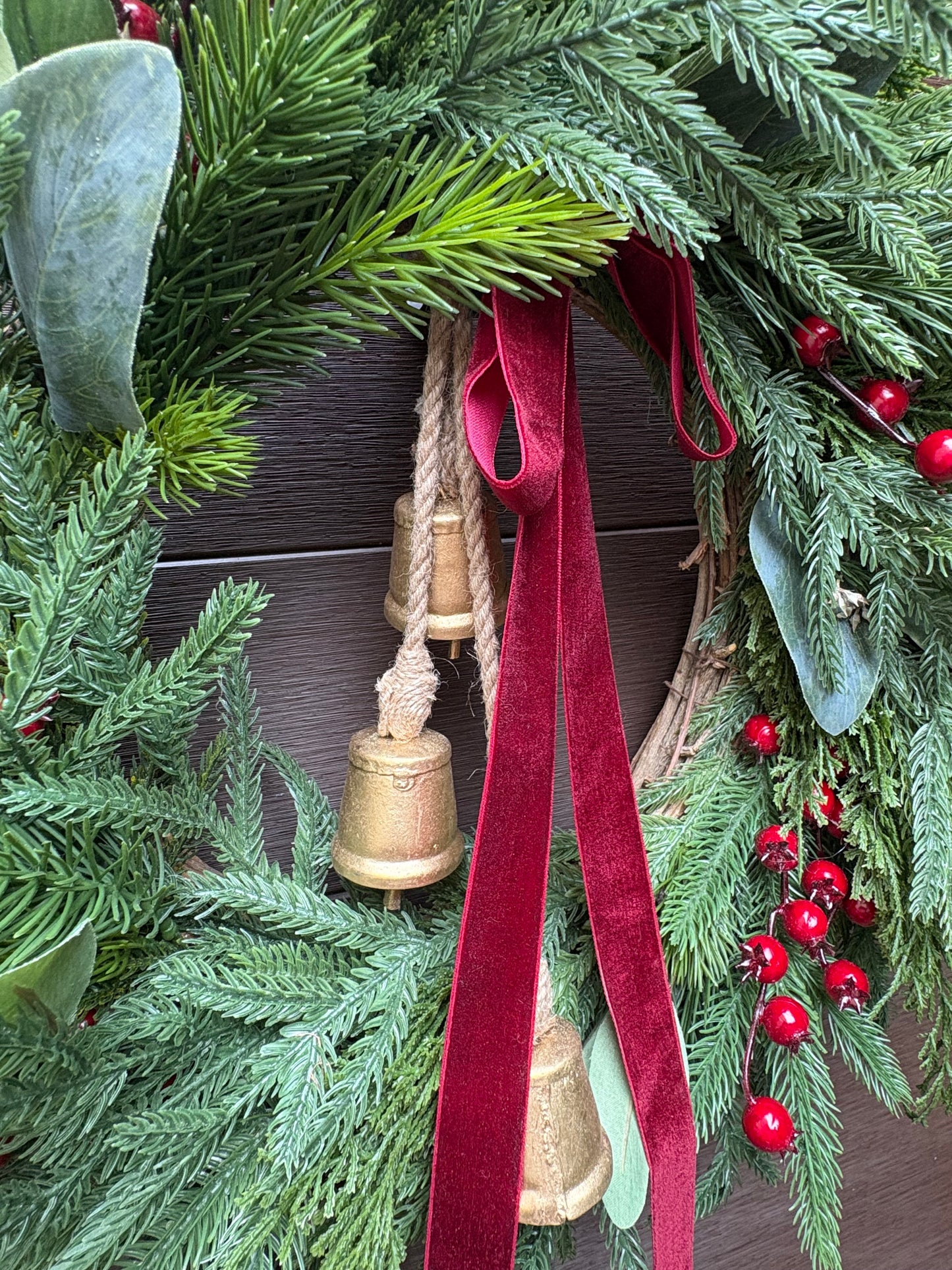 Couronne de Noël naturelle en pin Norfolk, eucalyptus et velours bourgogne