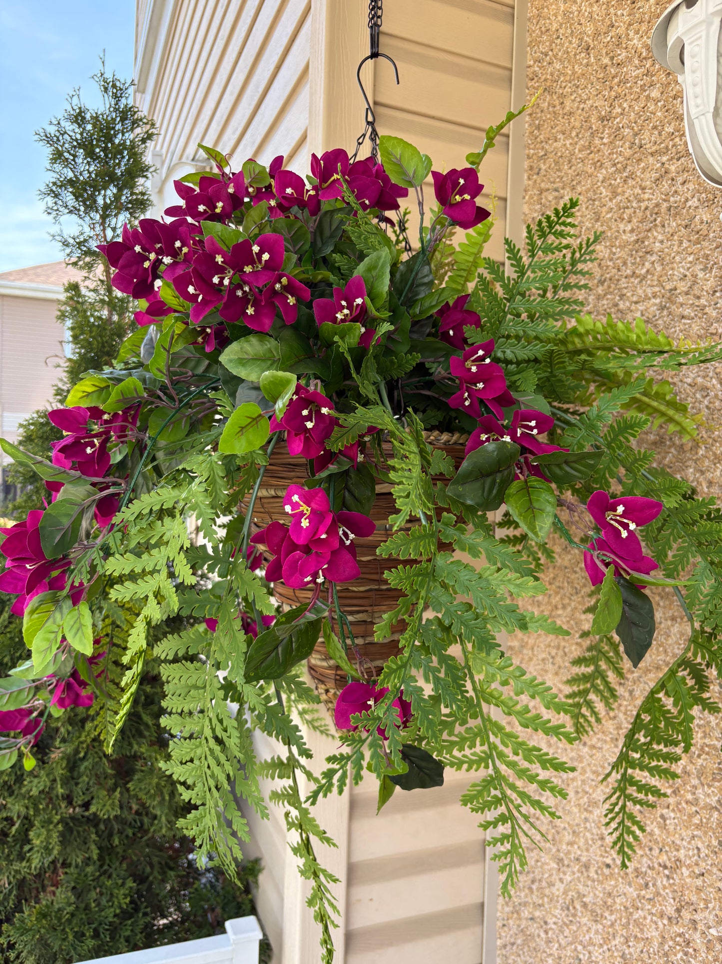 Panier suspendu conique en osier UV | Bougainvillier prune rustique chic