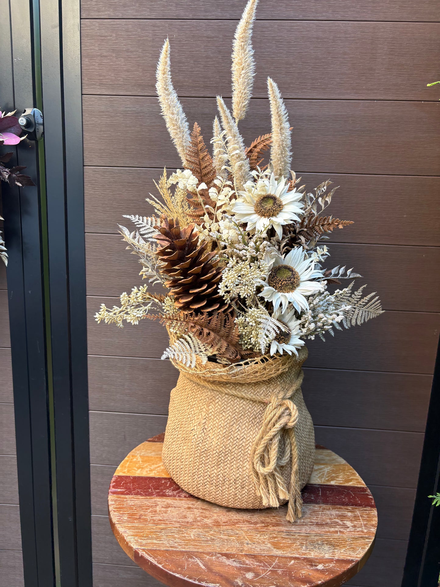 Grand arrangement d’automne – Tournesols blancs et pot effet jute