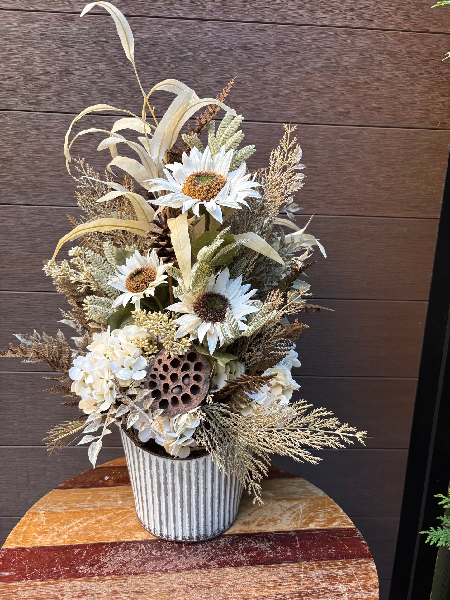 Arrangement floral d’automne – Tournesols blancs et hortensias