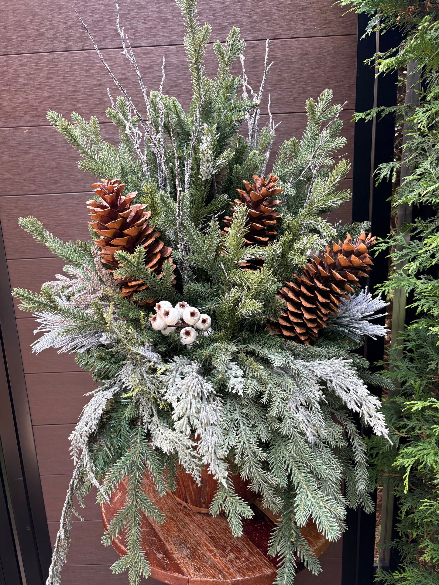 Arrangement hivernal rustique chic en pot d’écorce – 37 po