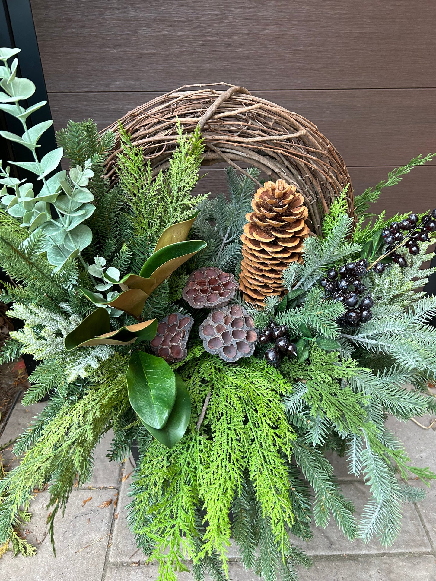 Arrangement hivernal naturel en pot – Verdure, cocottes et couronne de vigne