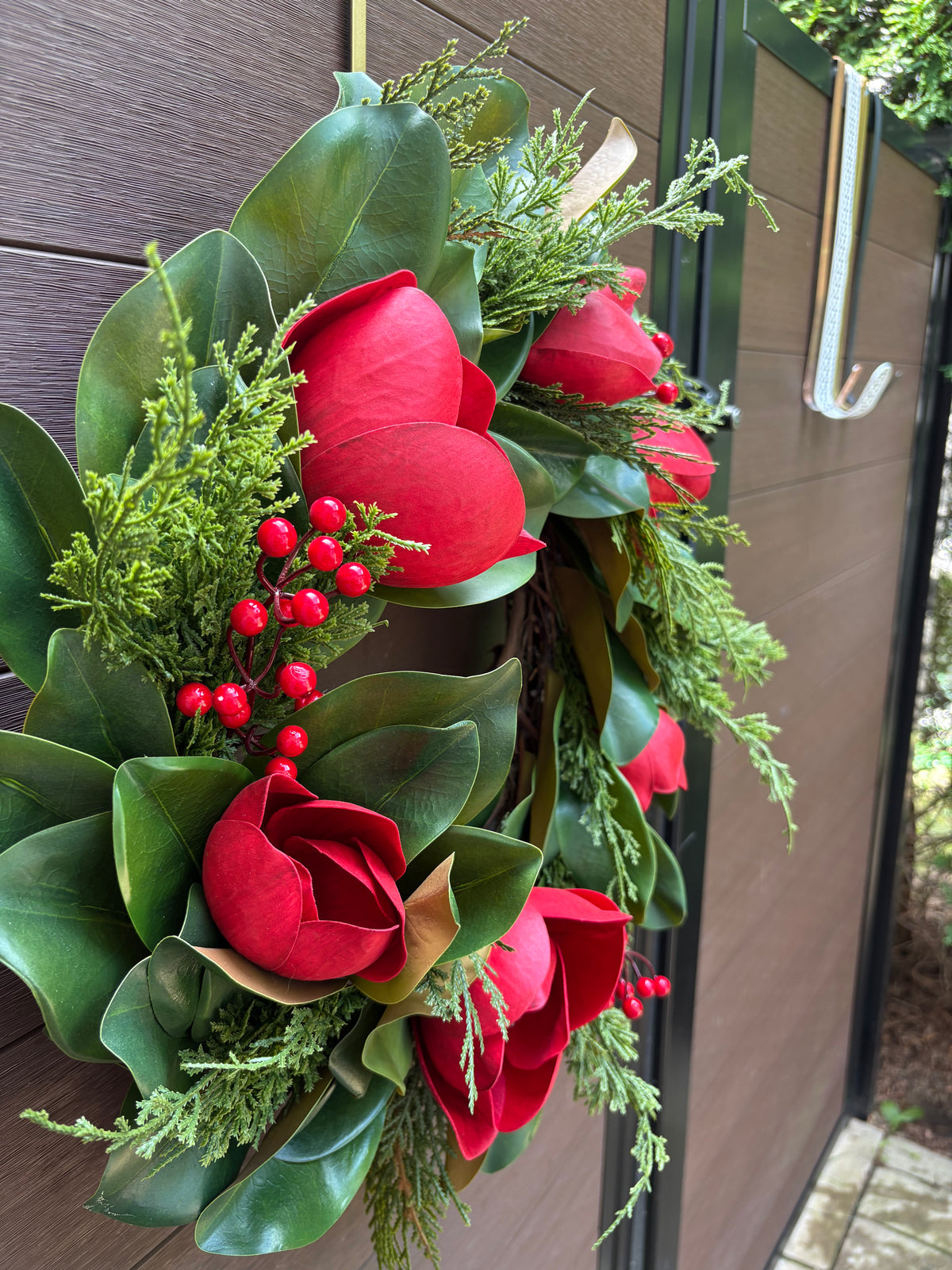 Couronne florale en magnolia, cèdre et baies rouges