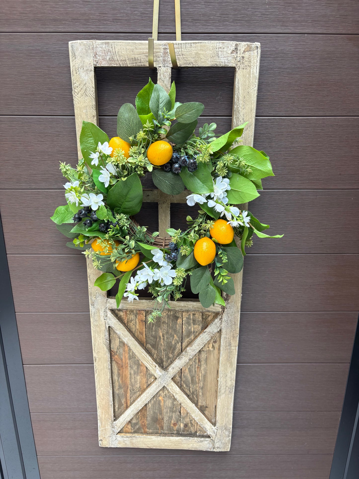 Porte décorative en bois avec couronne citron et verdure – déco murale rustique