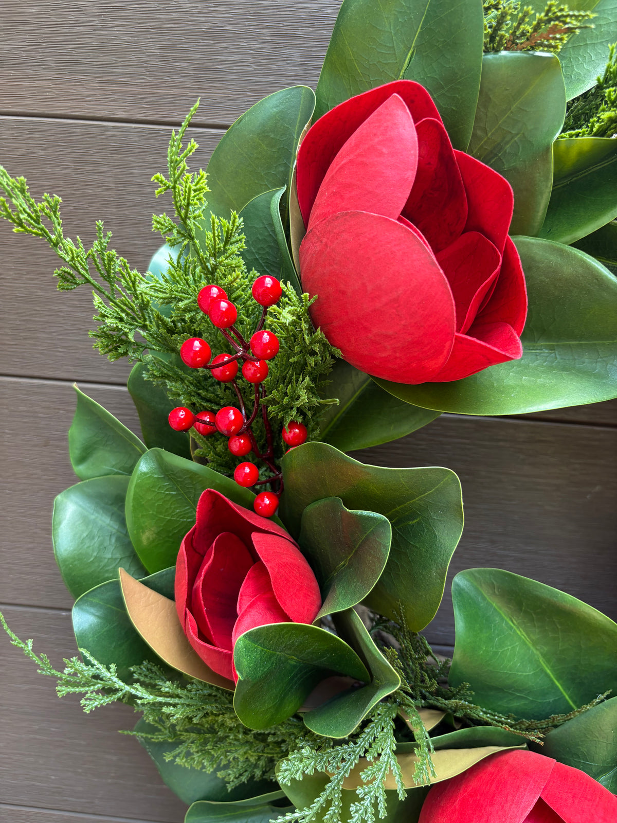 Couronne florale en magnolia, cèdre et baies rouges