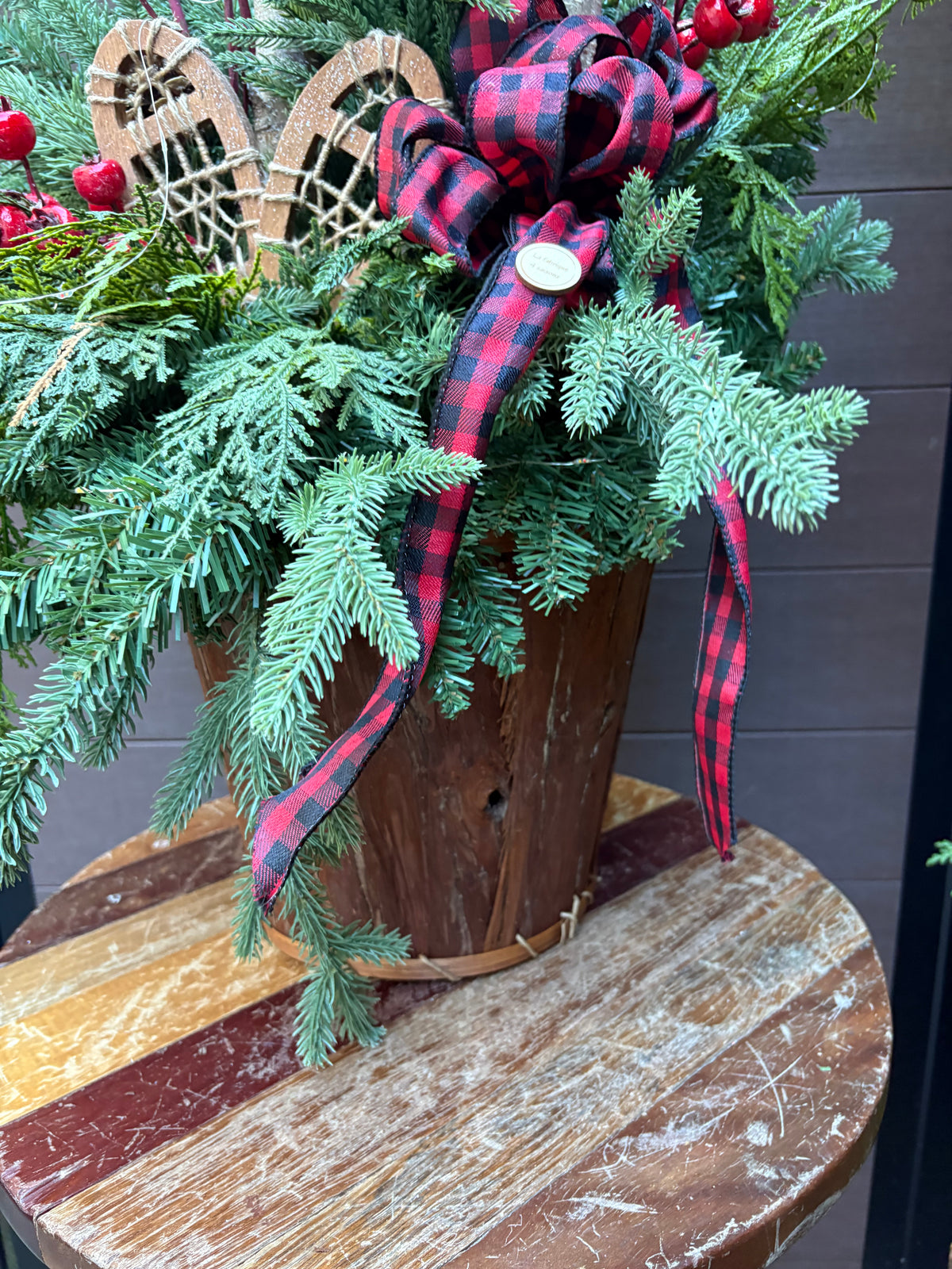 Arrangement hivernal rustique avec raquettes à neige en bois – Décoration d’hiver et de Noël