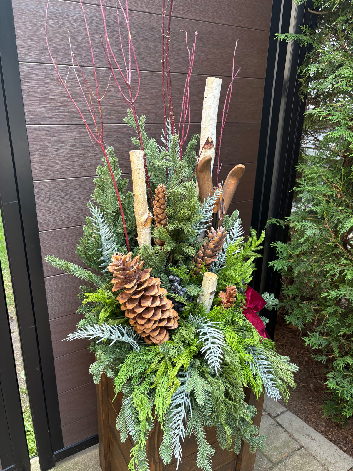 Ensemble décoratif hivernal haut de gamme – arrangement et caisson en bois.