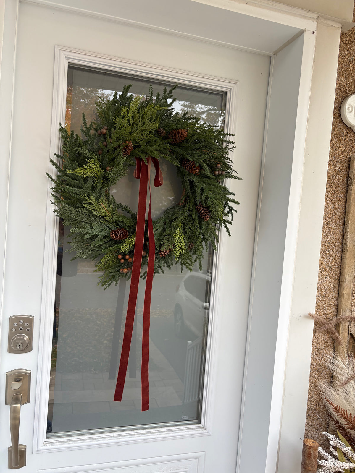Couronne d’hiver 25 po – Sapinage naturel et ruban de velours brun