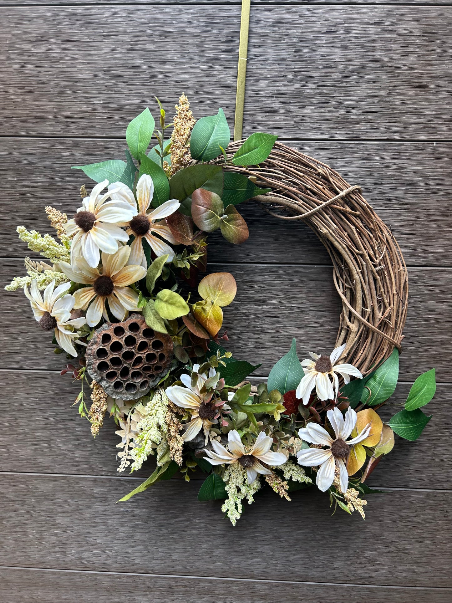 Couronne automnale naturelle – Marguerites crème et capsule de lotus