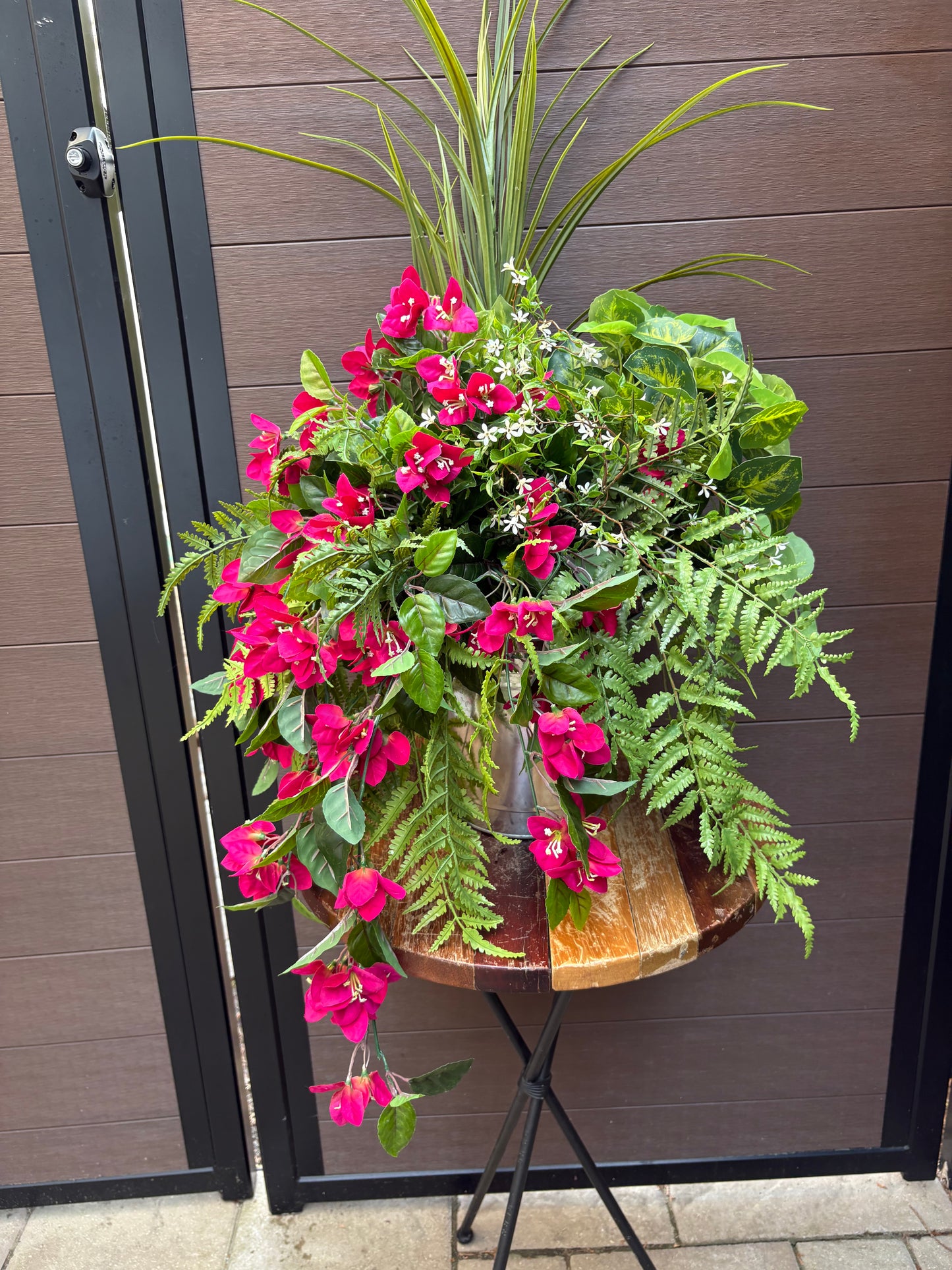 Arrangement extérieur fuchsia – feuillage luxuriant