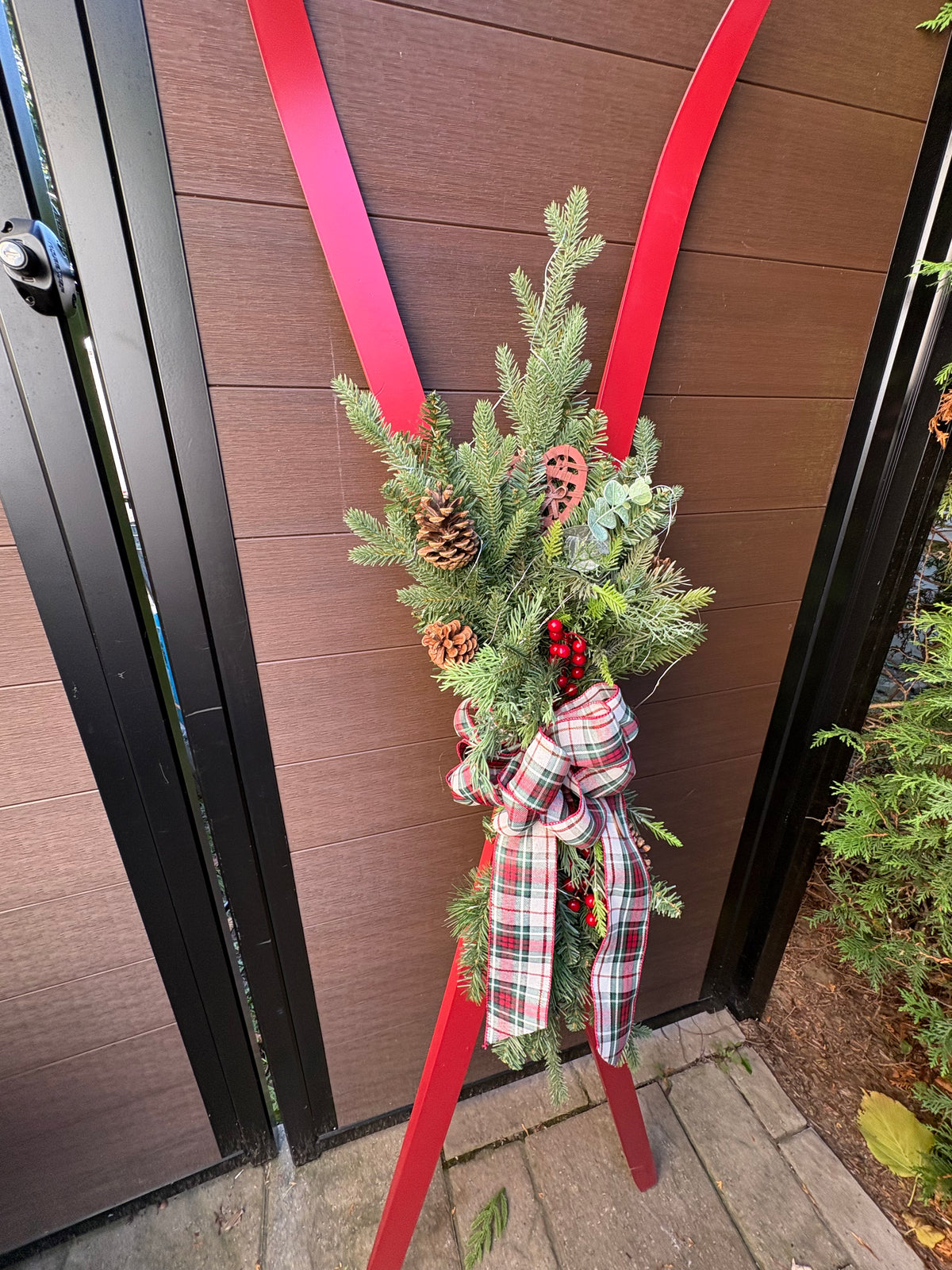 Skis vintage rouges décoratifs de 70 pouces – Décoration hivernale rustique chic
