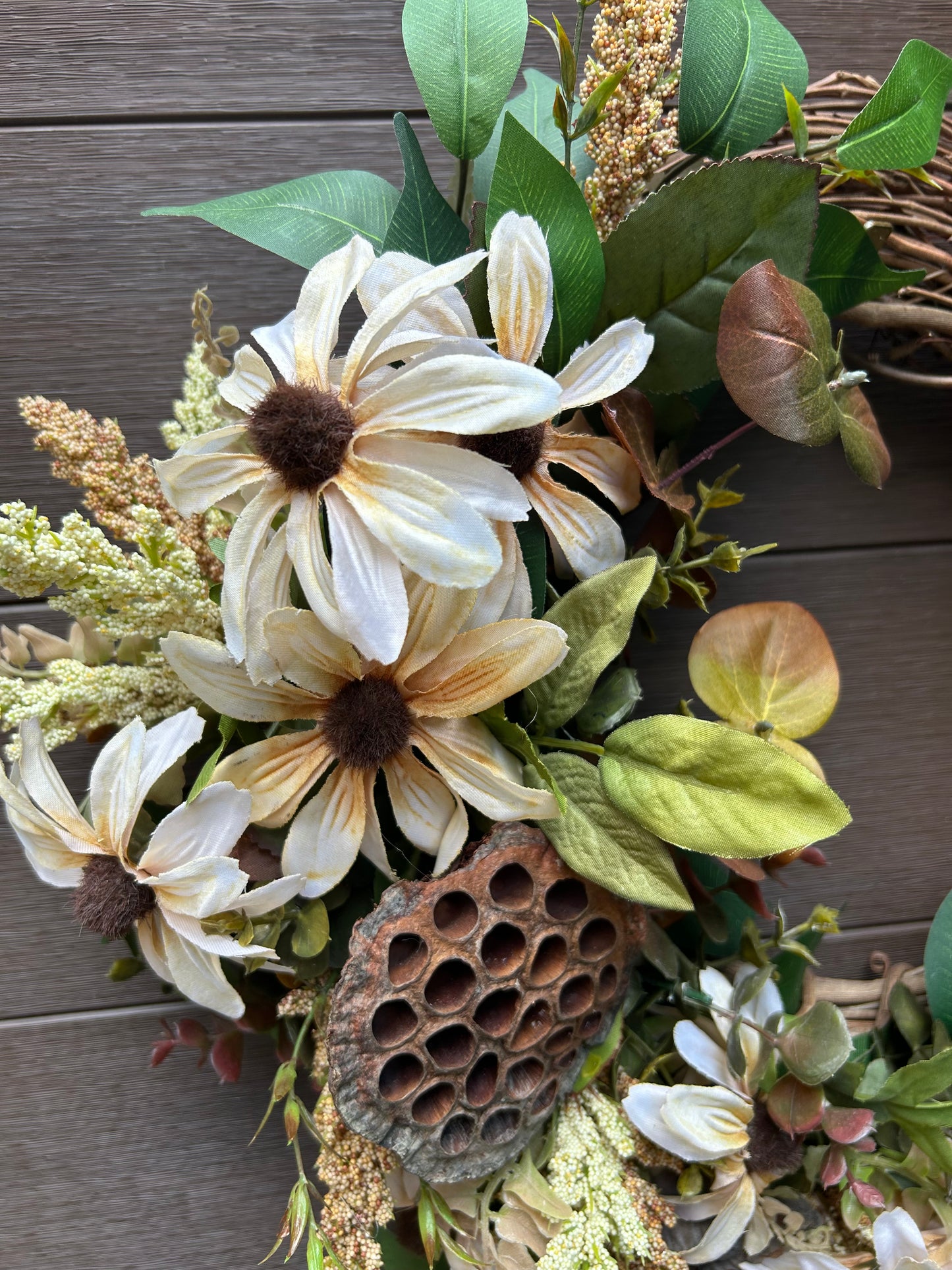Couronne automnale naturelle – Marguerites crème et capsule de lotus