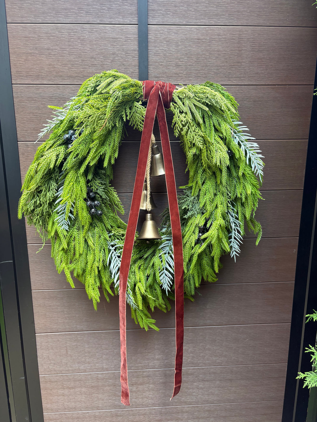 Couronne d’hiver artificielle rustique chic – 28 x 26 po