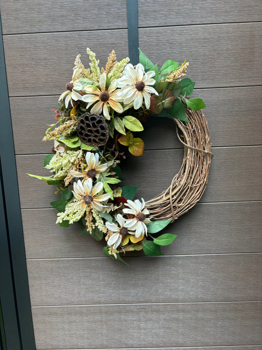 Couronne d’automne rustique aux fleurs crème