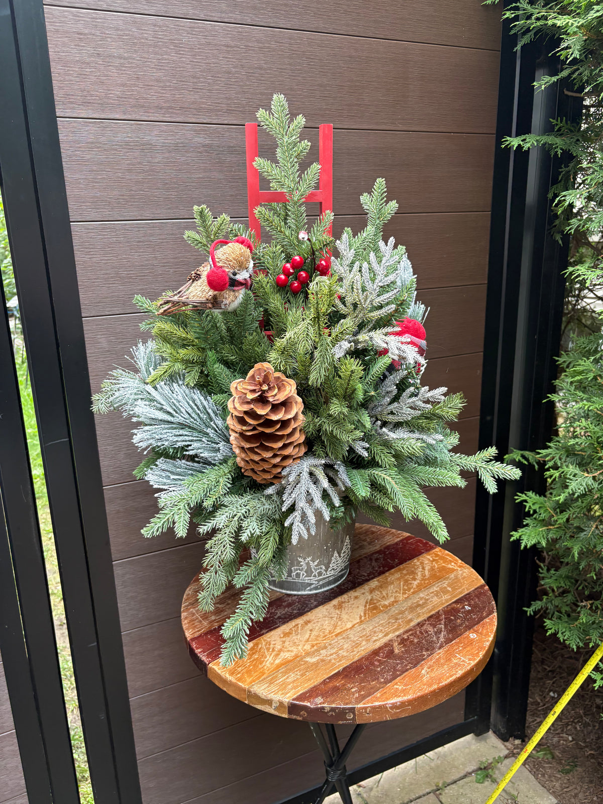 Bouquet hivernal rustique 28 x 22 po – Verdure, cocottes et baies rouges