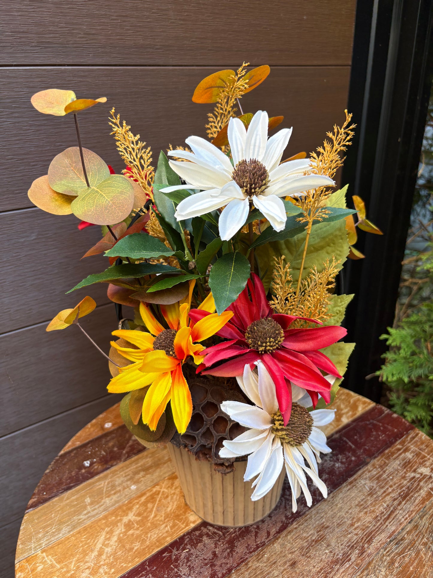 Arrangement floral d’automne coloré – Fleurs sauvages et feuillages