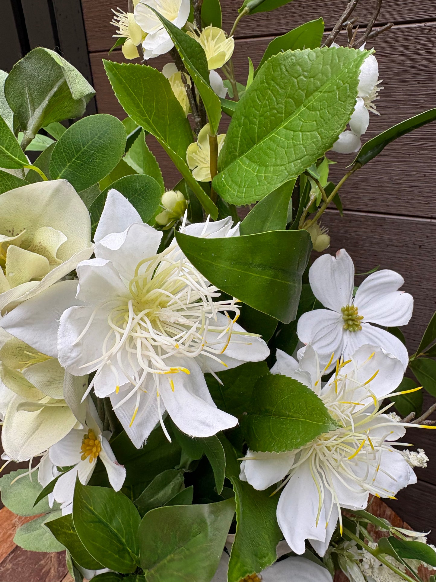Arrangement floral blanc champêtre en pot – style naturel chic